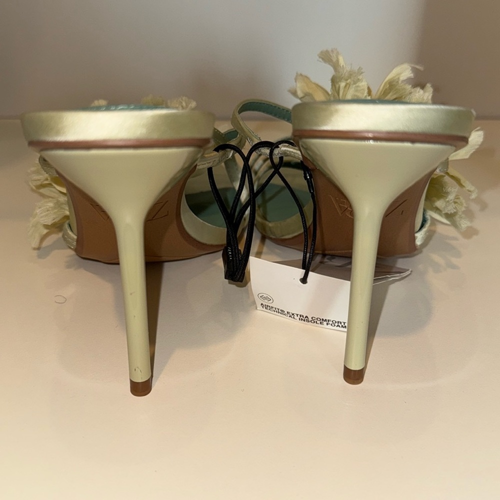 Zara‎ Healed Sandals With Maxi Flowers - Picture 4 of 17